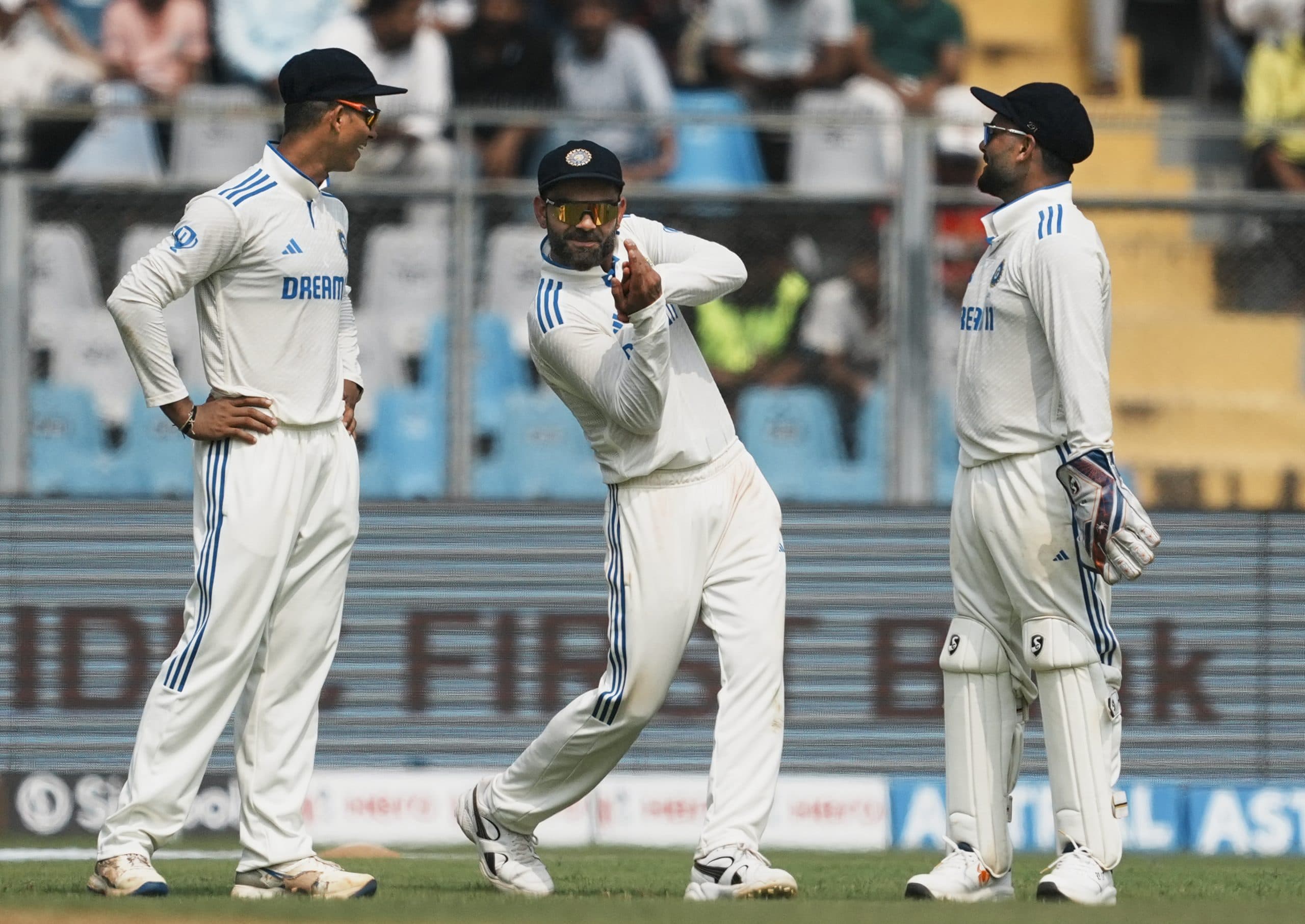 IND vs NZ: फैंस की डिमांड पर विराट कोहली ने बीच मैदान में किया डांस, वीडियो वायरल