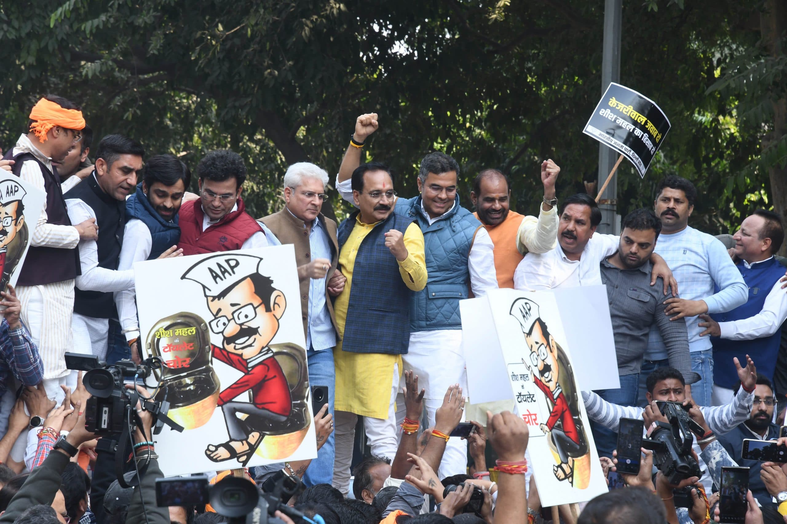 Sheesh Mahal Row: केजरीवाल के खिलाफ भाजपा ने किया प्रदर्शन