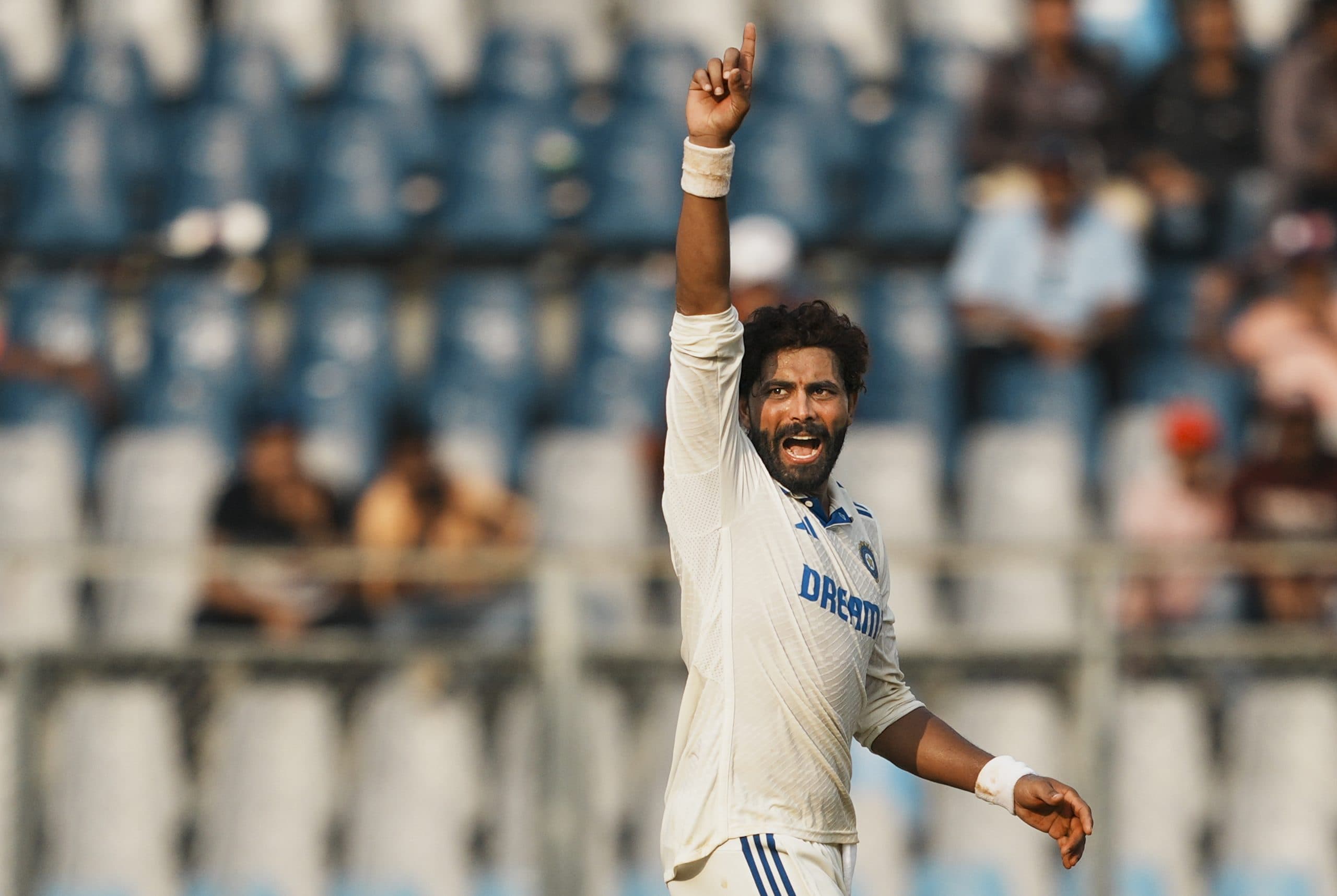 IND vs NZ: रवींद्र जडेजा 10 विकेट से बस एक कदम दूर, दूसरी पारी में पस्त हुआ न्यूजीलैंड