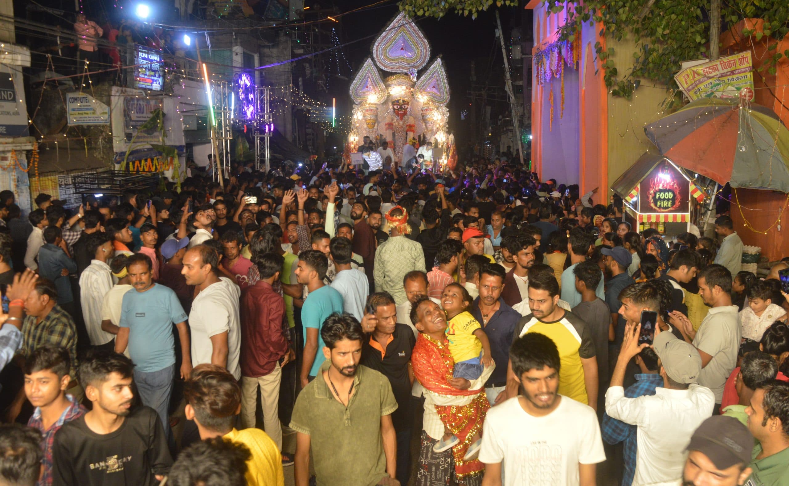 Bihar News: भागलपुर में काली प्रतिमा विसर्जन शोभायात्रा की तस्वीरें, मां को विदा करने उमड़ी भीड़