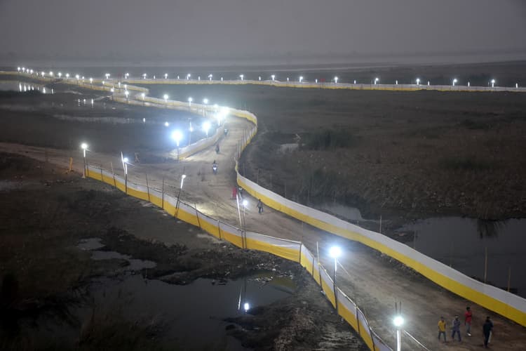 Photos: पटना में छठ घाट हो रहे तैयार, रात में जगमग कर रहे गंगा किनारे की देखिए खूबसूरती...