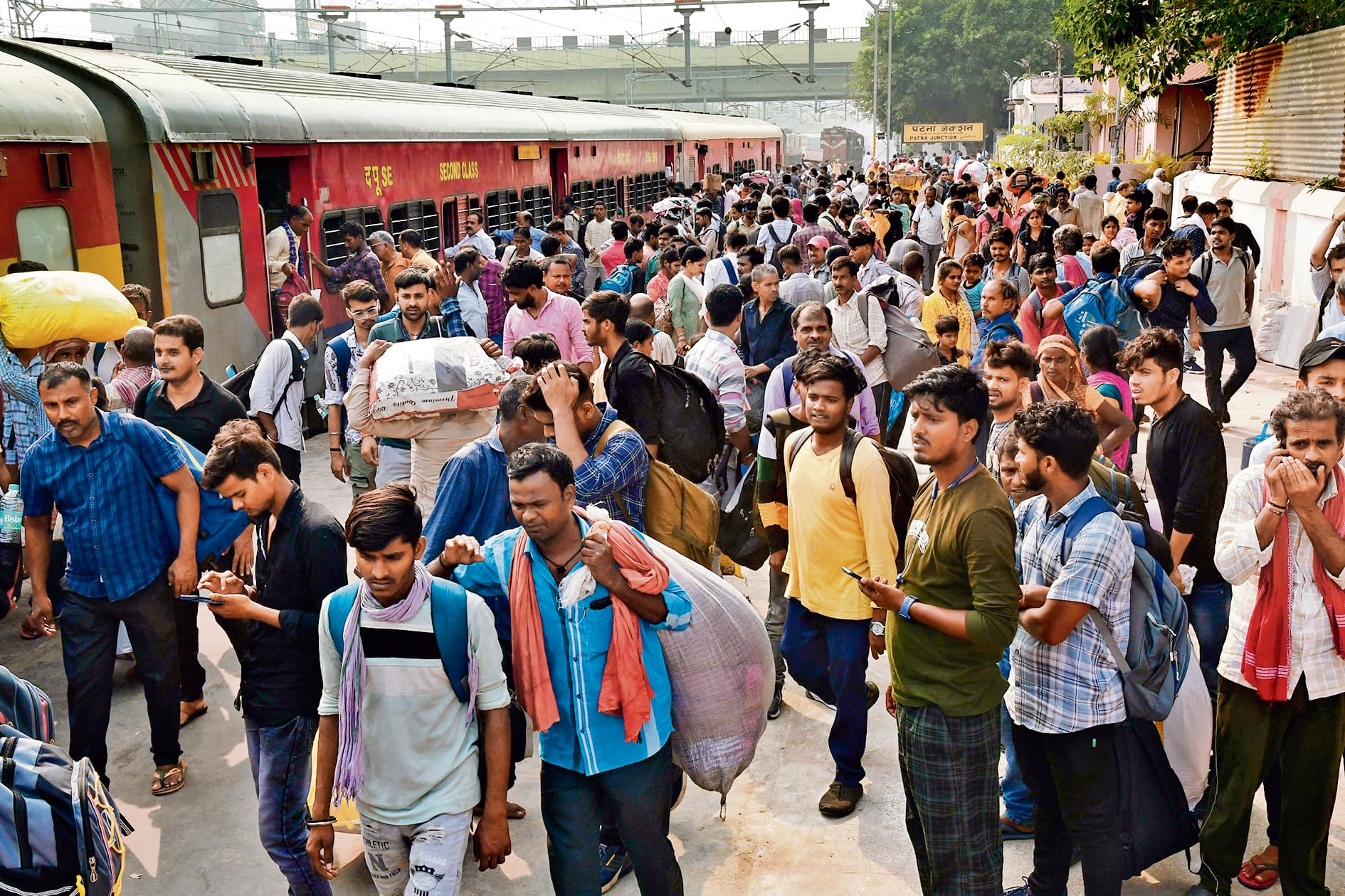 Photos: पटना पहुंच रही खचाखच भरी ट्रेनें, अपनी कंफर्म सीट पर बैठने तक को तरस रहे यात्री