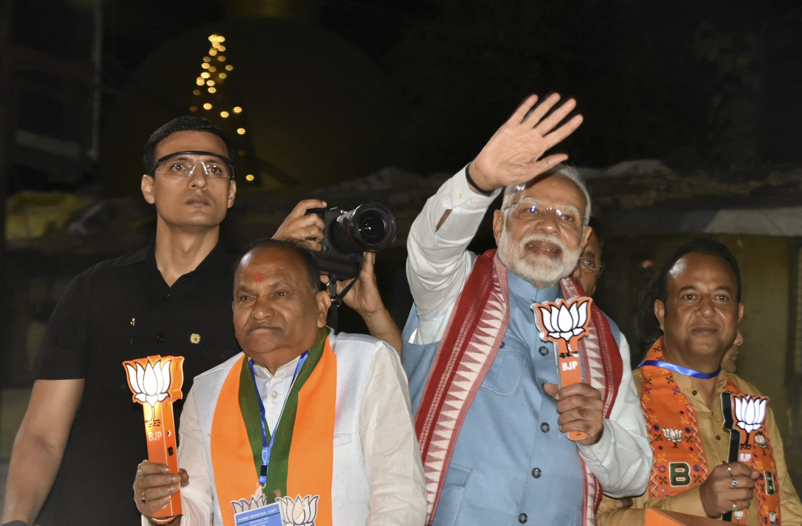 PM Modi Road Show: पीएम मोदी के मेगा रोड शो में उमड़ी भीड़, झलक पाने को बेताब दिखे लोग, देखें तस्वीरें