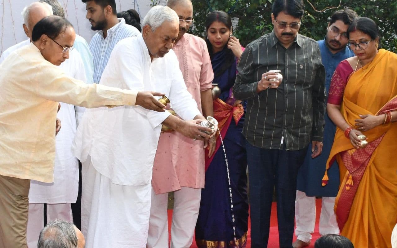 Chhath: CM नीतीश कुमार ने मुख्यमंत्री आवास पर दिया अर्घ्य, PM मोदी ने भेजा बधाई संदेश