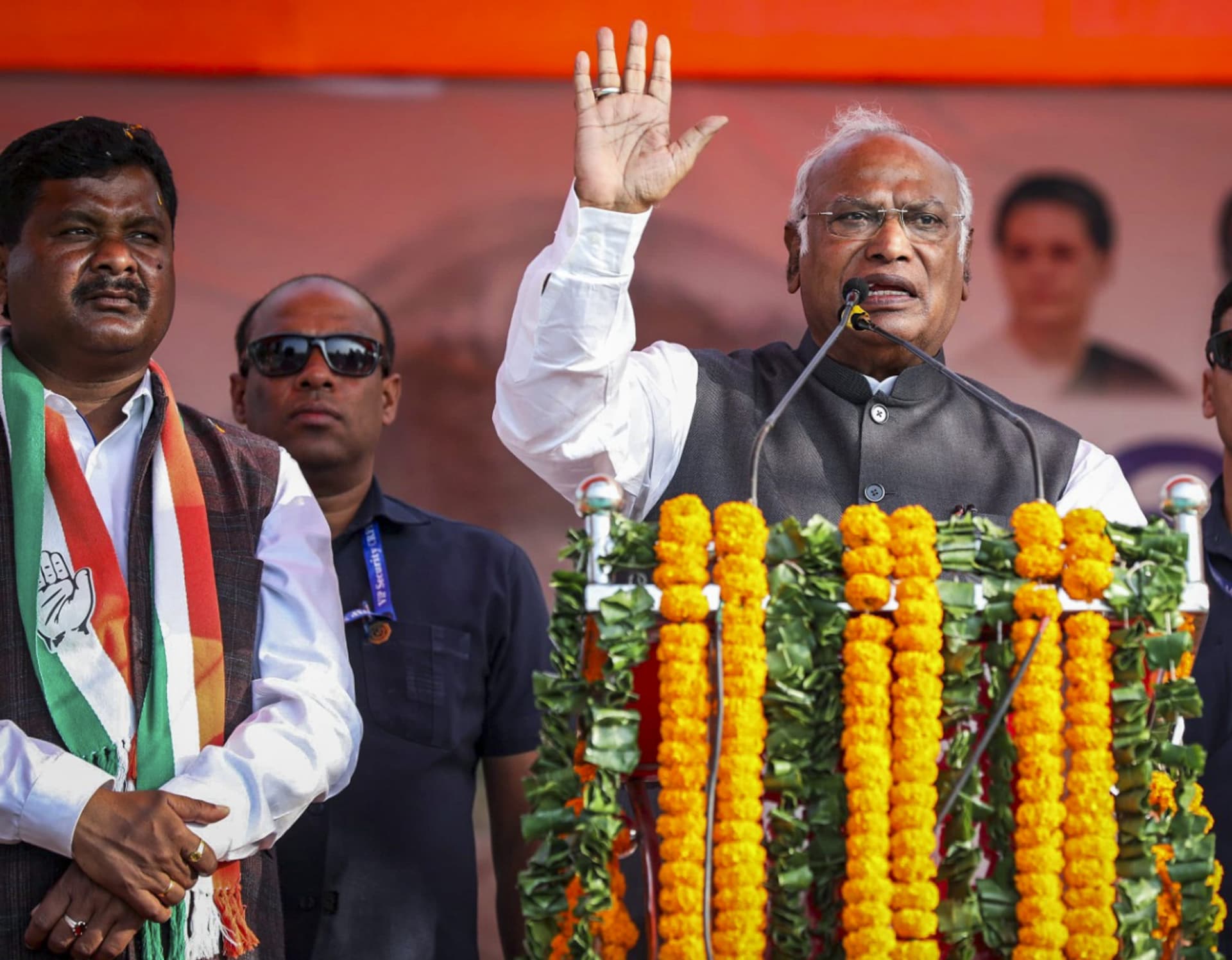 Jharkhand Election 2024: बीजेपी पर बरसे मल्लिकार्जुन खरगे, राहुल के हेलीकॉप्टर रोके जाने से नाराज होकर कह दी बड़ी बात