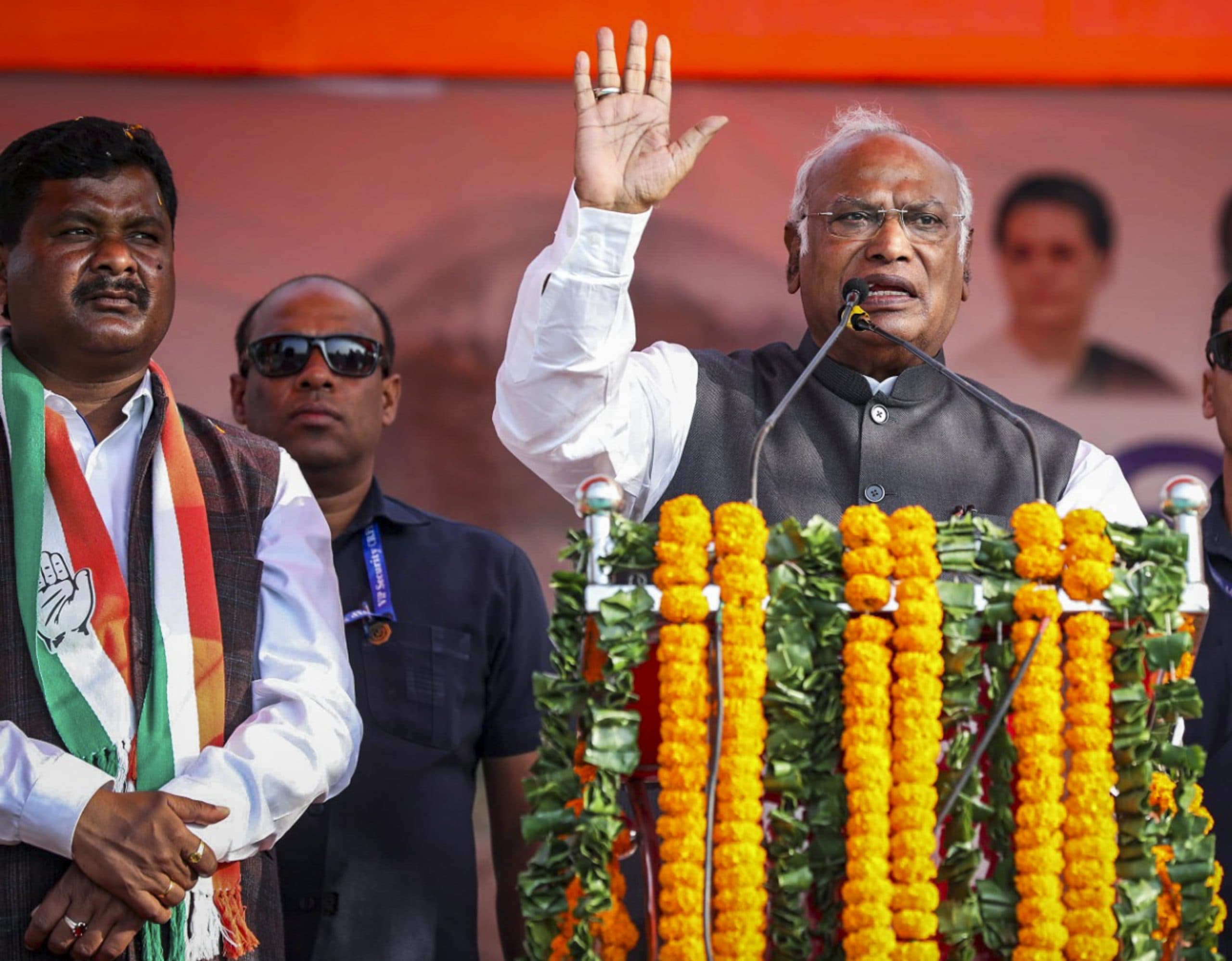 Jharkhand Election 2024: बीजेपी पर बरसे मल्लिकार्जुन खरगे, राहुल के हेलीकॉप्टर रोके जाने से नाराज होकर कह दी बड़ी बात