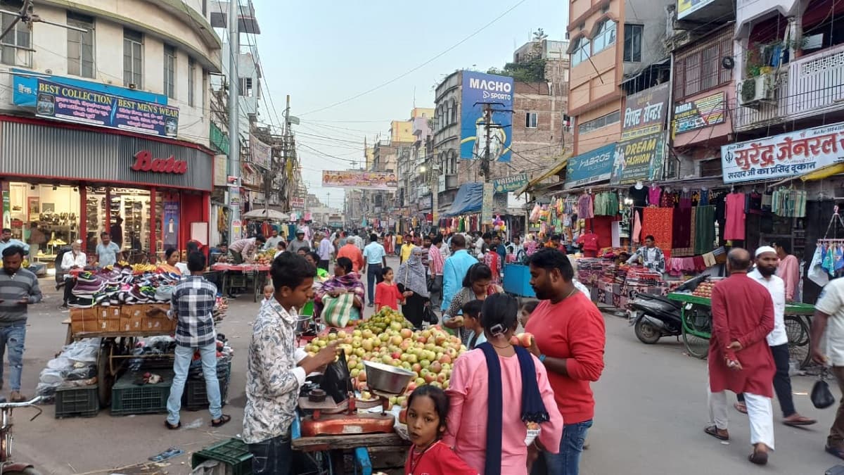 Munger news : रात में 24 फीट दिखने वाली सड़क दिन में रह जाती है 10 फीट