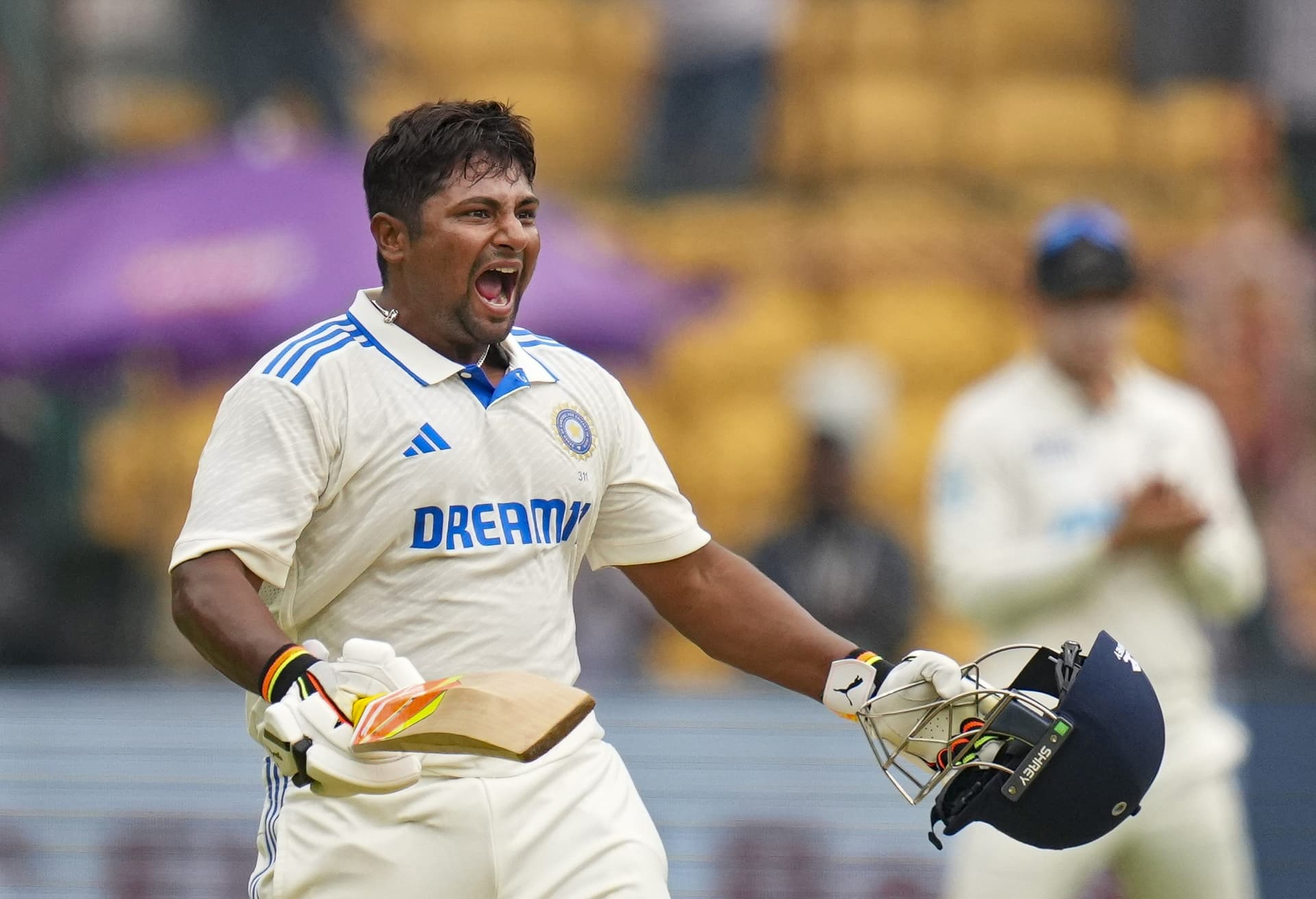 IND vs NZ: 3 टेस्ट में दूसरी बार शून्य पर आउट हुए सरफराज खान, बेटे को देख हैरान हुए पिता