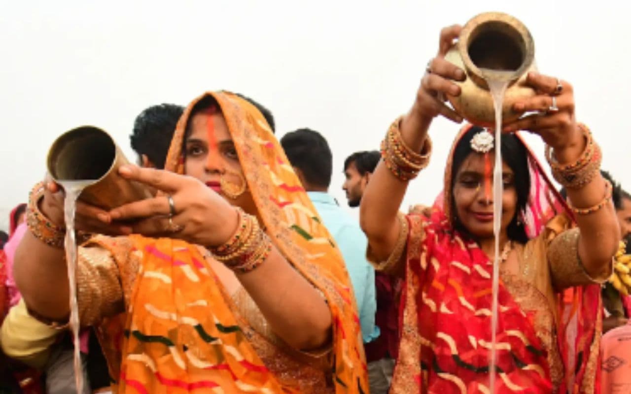 Bihar: उदीयमान सूर्य को अर्घ देने के साथ संपन्न हुआ महापर्व छठ का अनुष्ठान, घाटों पर दिखी आस्था 