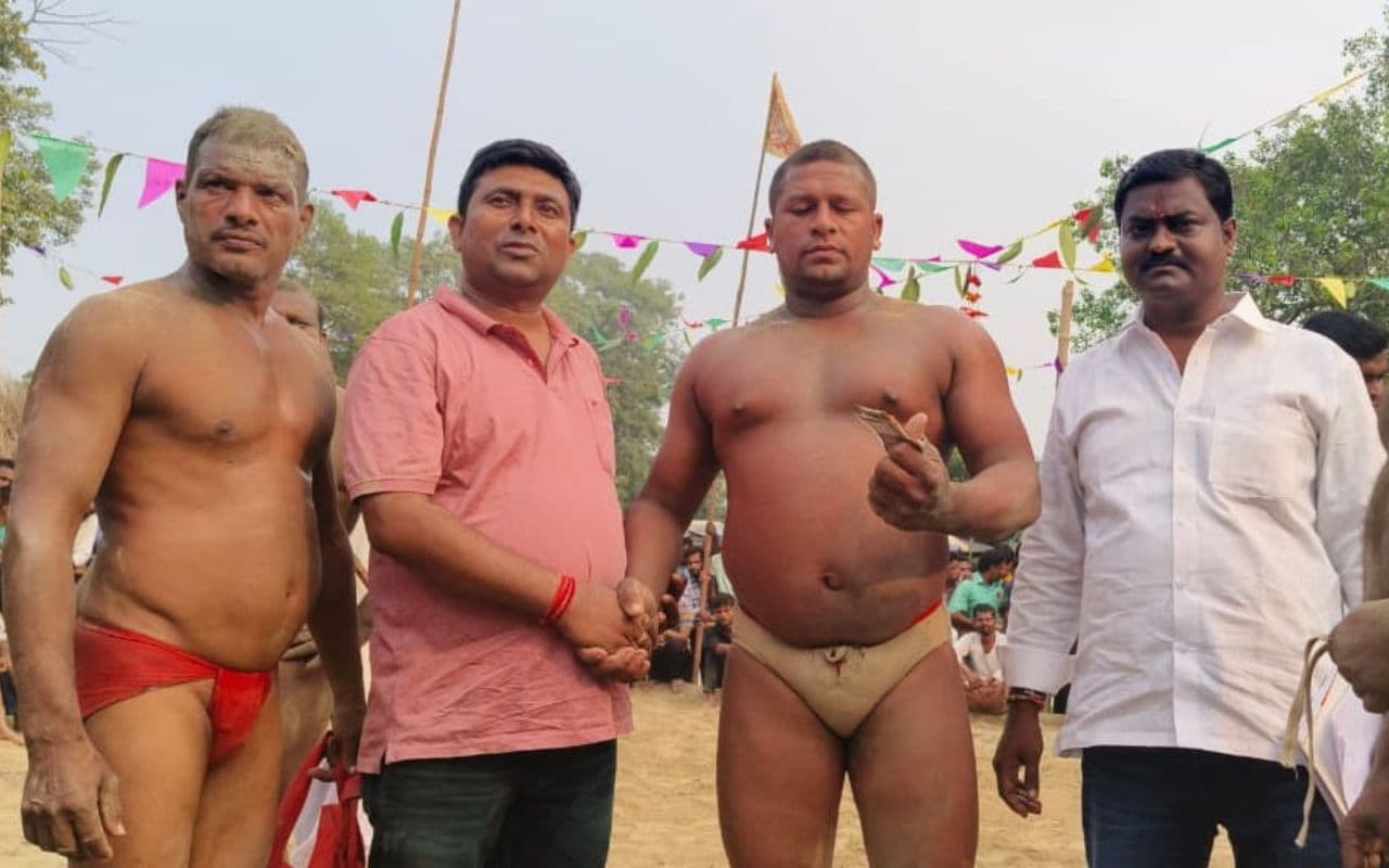 Chhapra: दंगल प्रतियोगिता में नौ पहलवान बने विजेता, बिहार, यूपी और नेपाल के पहलवान हुए थे शामिल