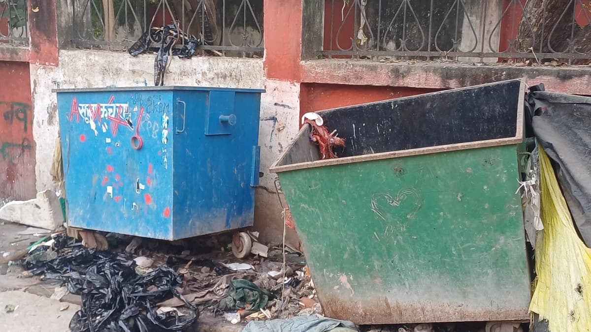 Munger news : हुक लोडर वाहन व डस्टबिन की 90 लाख में हुई थी खरीदारी, अब डस्टबिन खुद बन गये हैं कचरा