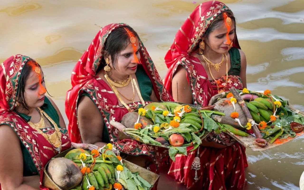 महापर्व छठ पर दिखी सूर्योपासना की अनूठी छटा, अस्ताचलगामी सूर्य को अर्घ्य देने के लिए उमड़े लोग