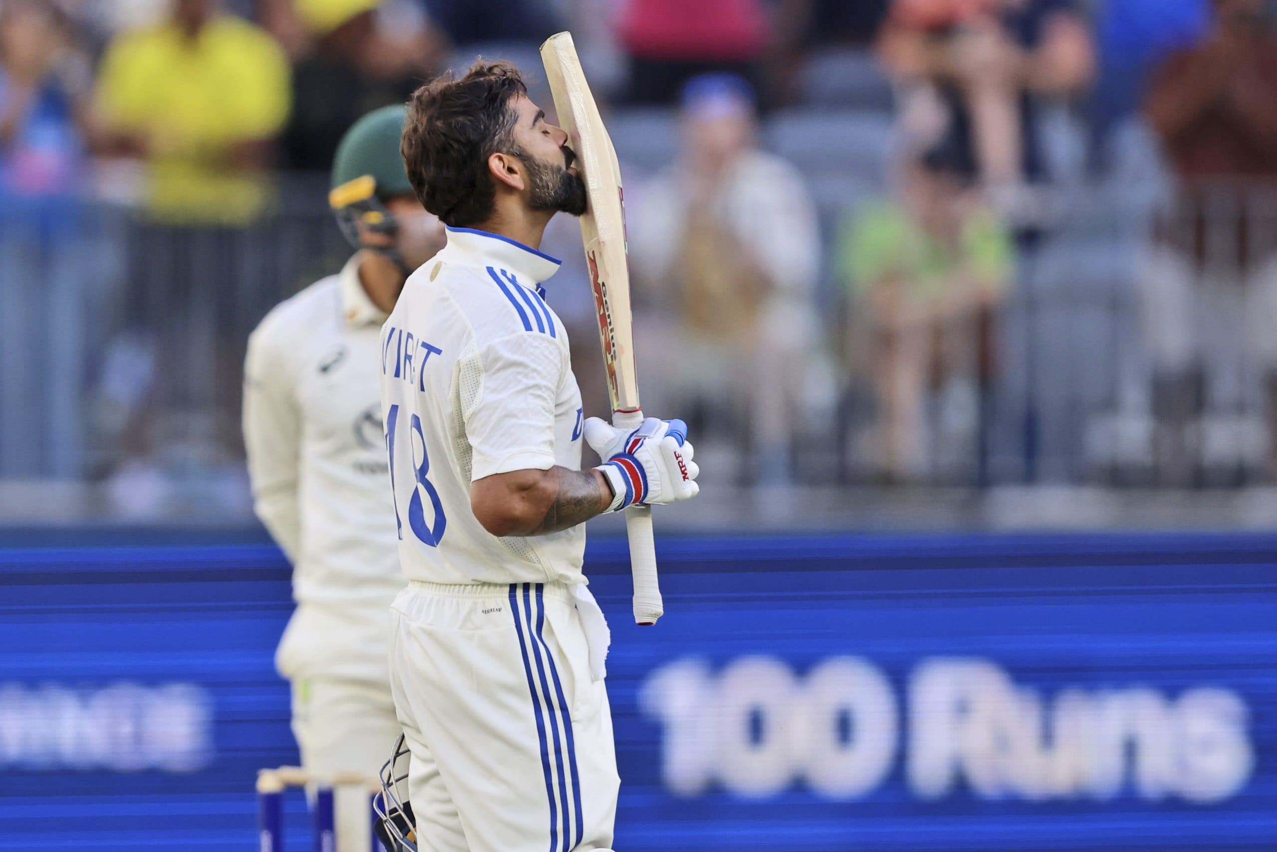 BGT: शतक जड़ने के बाद विराट कोहली ने पत्नी अनुष्का शर्मा को दिया फ्लाइंग किस, देखें वीडियो