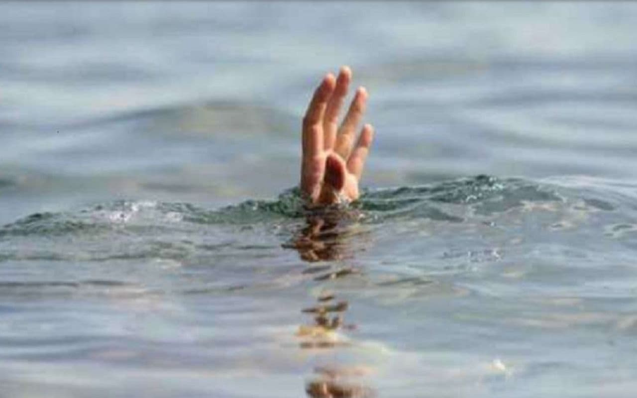 छठ के मौके पर परिवार पर टूटा दुखों का पहाड़, मुखिया के पोता पोती समेत चार लोग डूबे