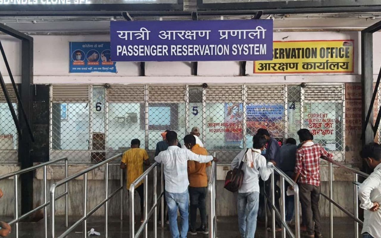 Kaimur: रिजर्वेशन काउंटर पर दलालों का कब्जा, लिंक फेल करने के लिये काट देते हैं तार