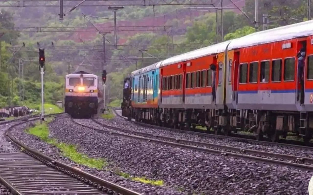 Special Train: छठ बाद काम पर लौटना हुआ आसान, रेलवे ने किया स्पेशल ट्रेन का ऐलान, जानें रूट और समय
