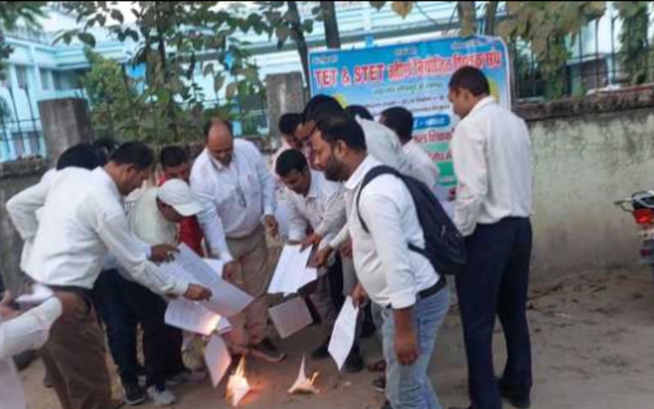 Bihar Teacher Transfer: ट्रांसफर पोस्टिंग के खिलाफ सड़कों पर उतरे शिक्षकों ने जलाई आदेश की प्रति