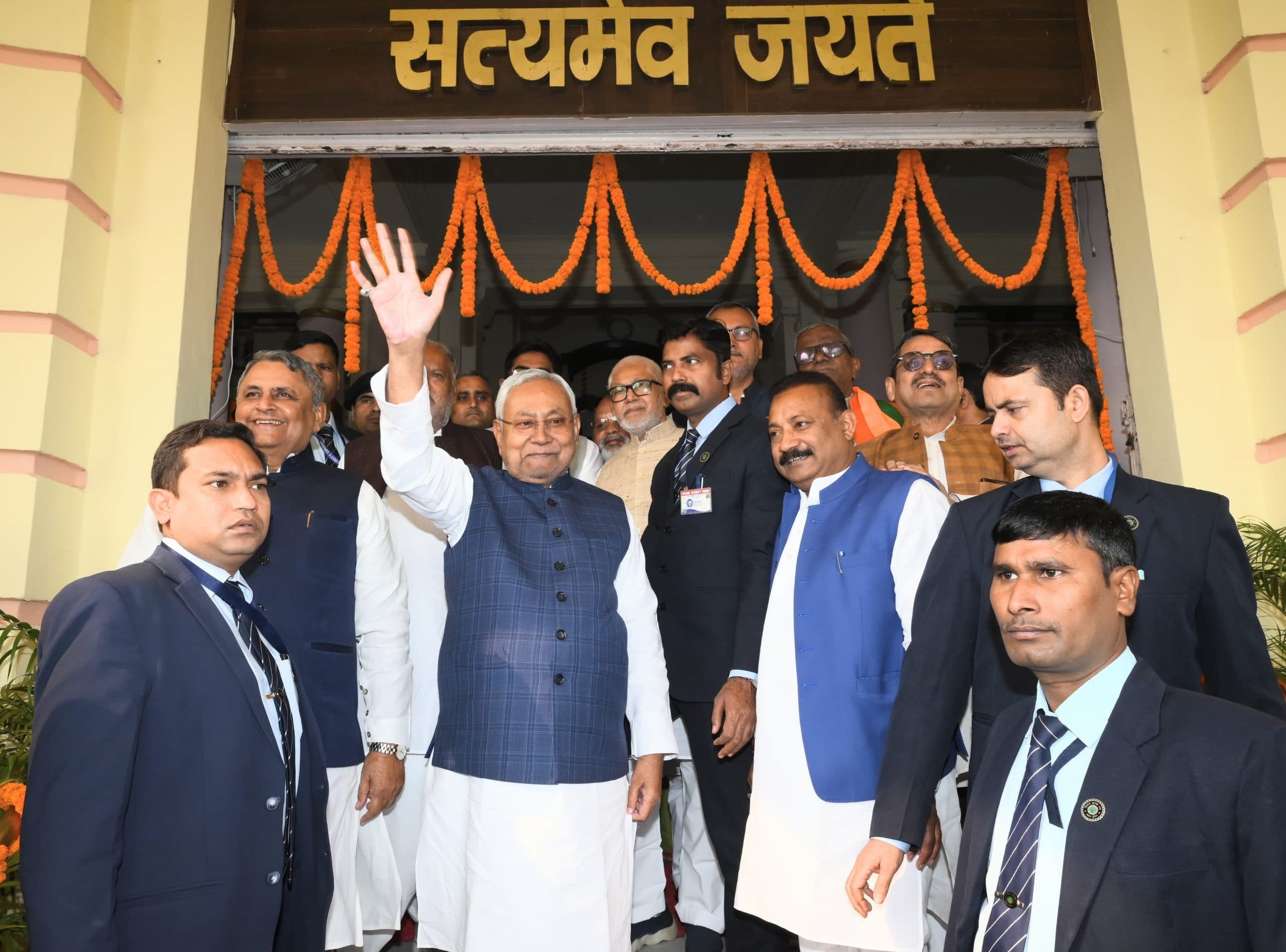 भारी हंगामे के बाद बिहार विधानमंडल कल तक के लिए स्थगित, महज 16 मिनट ही चला विधान परिषद