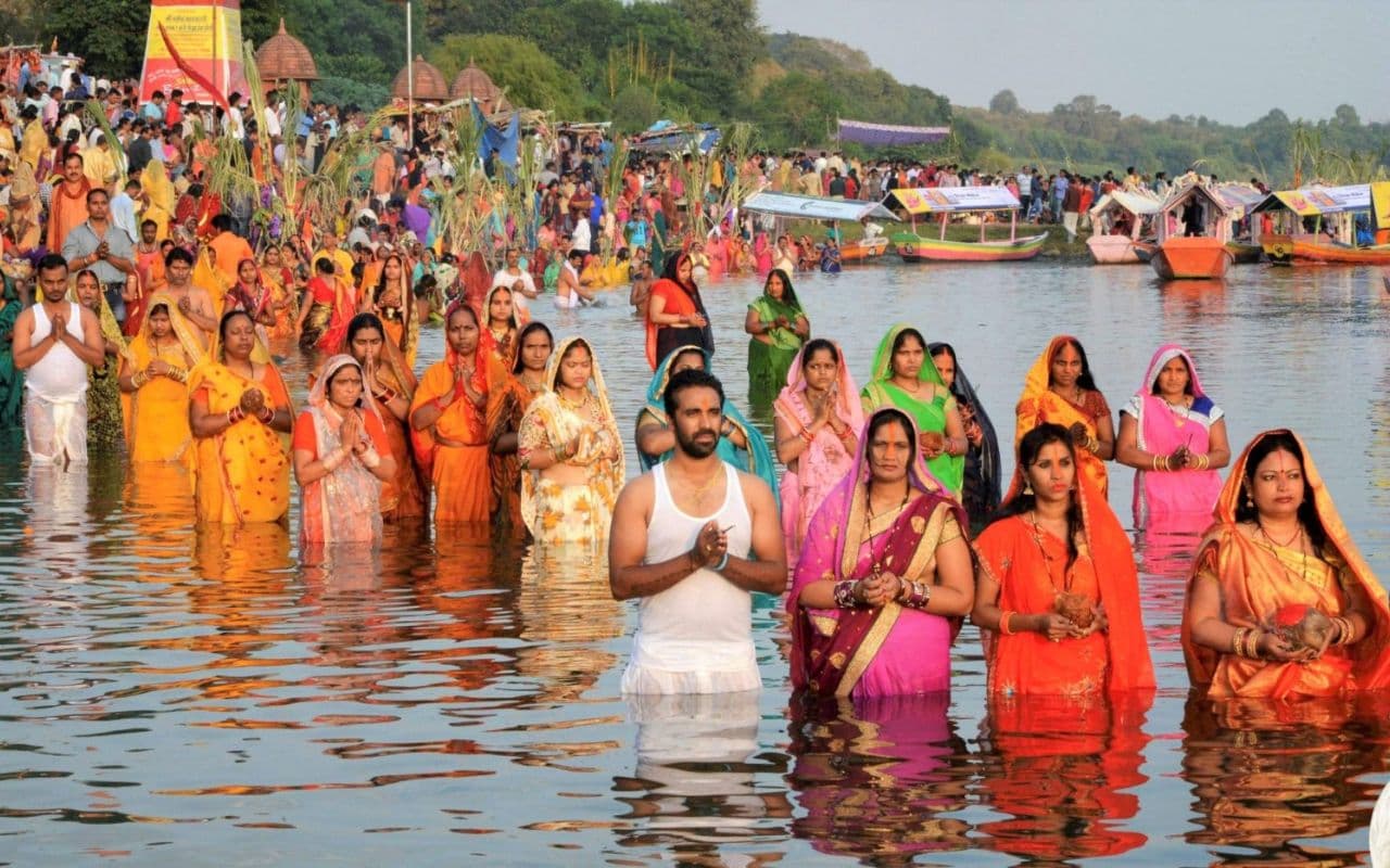 Kaimur: छठ घाट के पास गिर रहा नाले का पानी, व्रतियों को होगी परेशानी