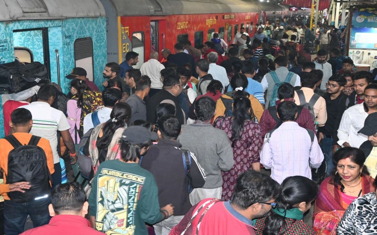 Chhapra: छठ खत्म होते ही ट्रेनों और बसों में बढ़ी भीड़, रेल प्रशासन भी हुआ चौकस