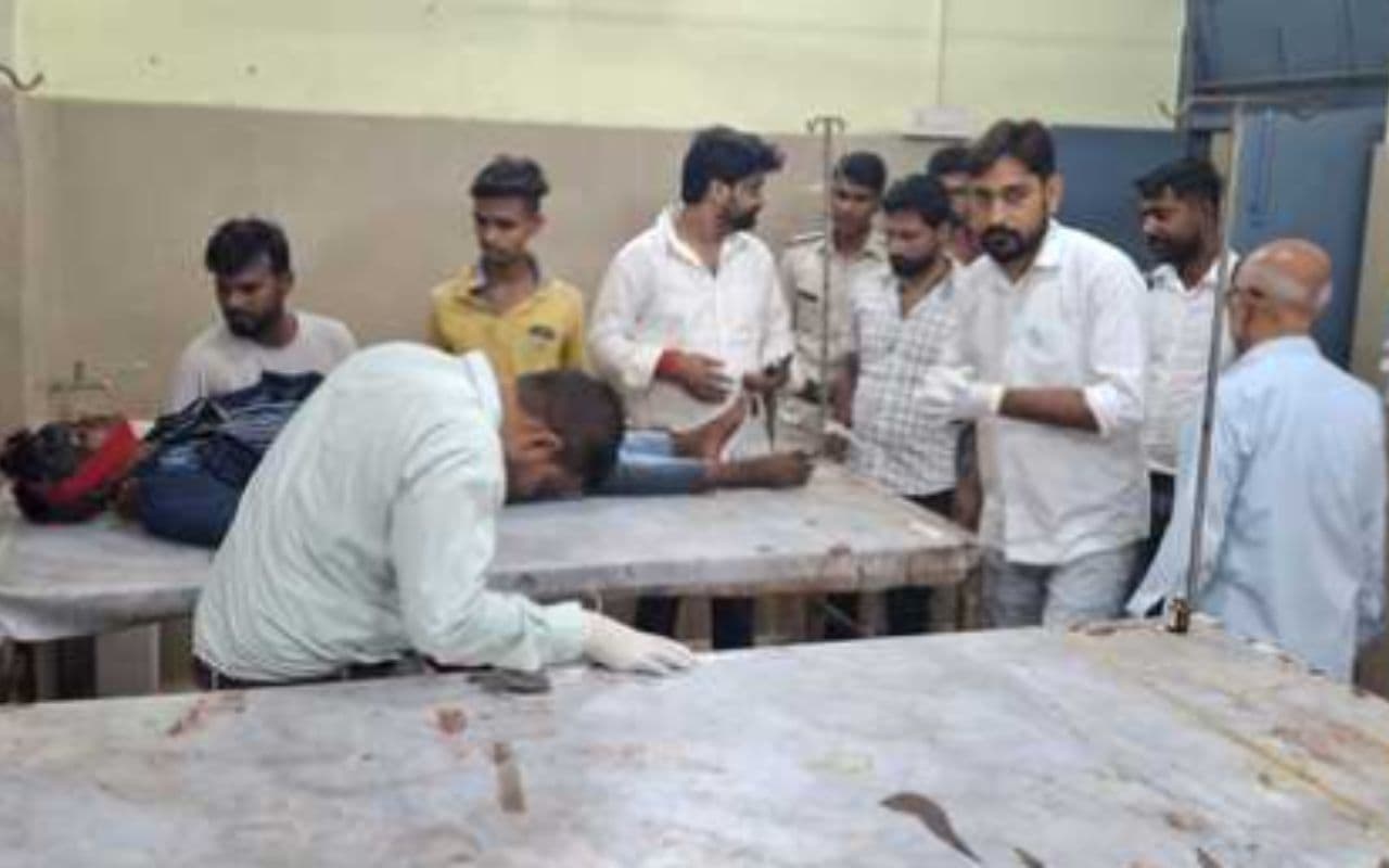 Chhapra: भाई की शादी का कार्ड बांटने जा रहे युवकों को कार ने मारी टक्कर, हालत गंभीर Chhapra: भाई की शादी का कार्ड बांटने जा रहे युवकों को कार ने मारी टक्कर, हालत गंभीर