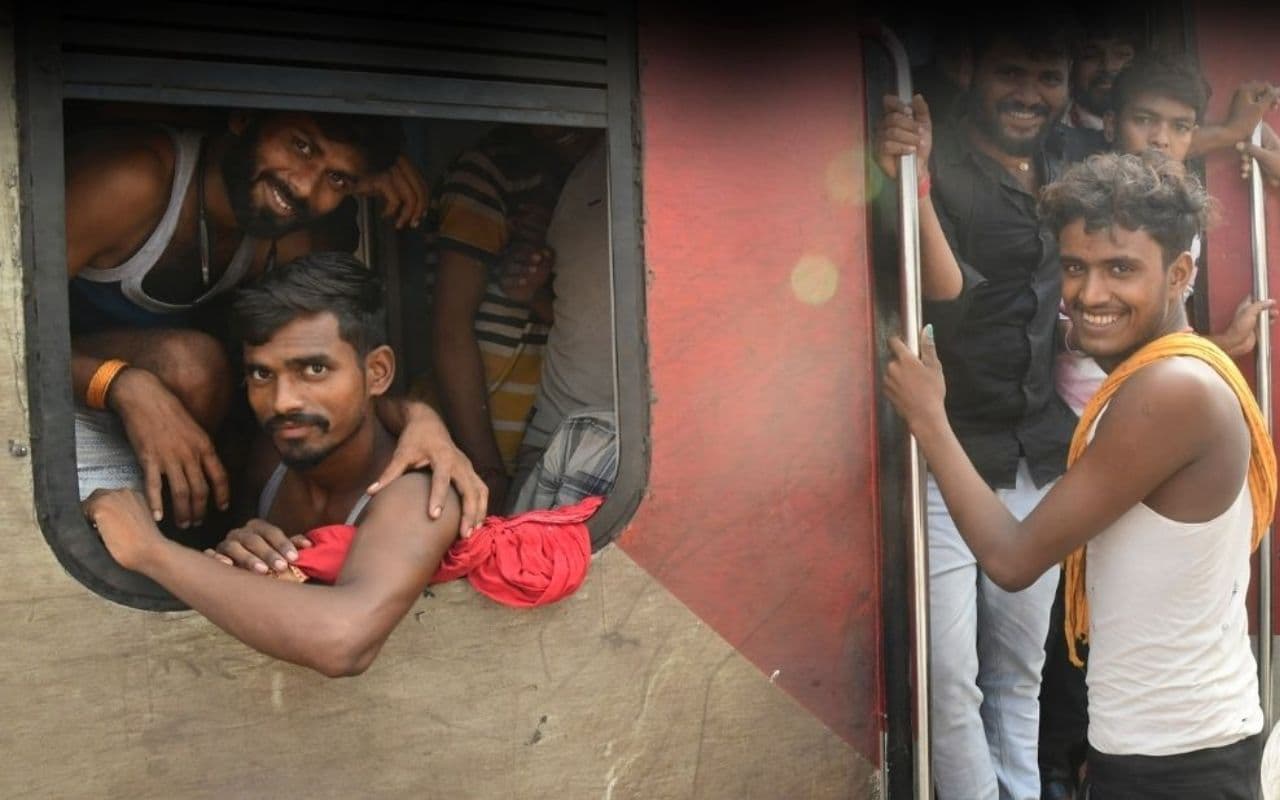 Chhath: बिहार आने वाली ट्रेनों में पैर रखने की जगह नहीं, शौचालय में बैठकर आ रहे परदेसी