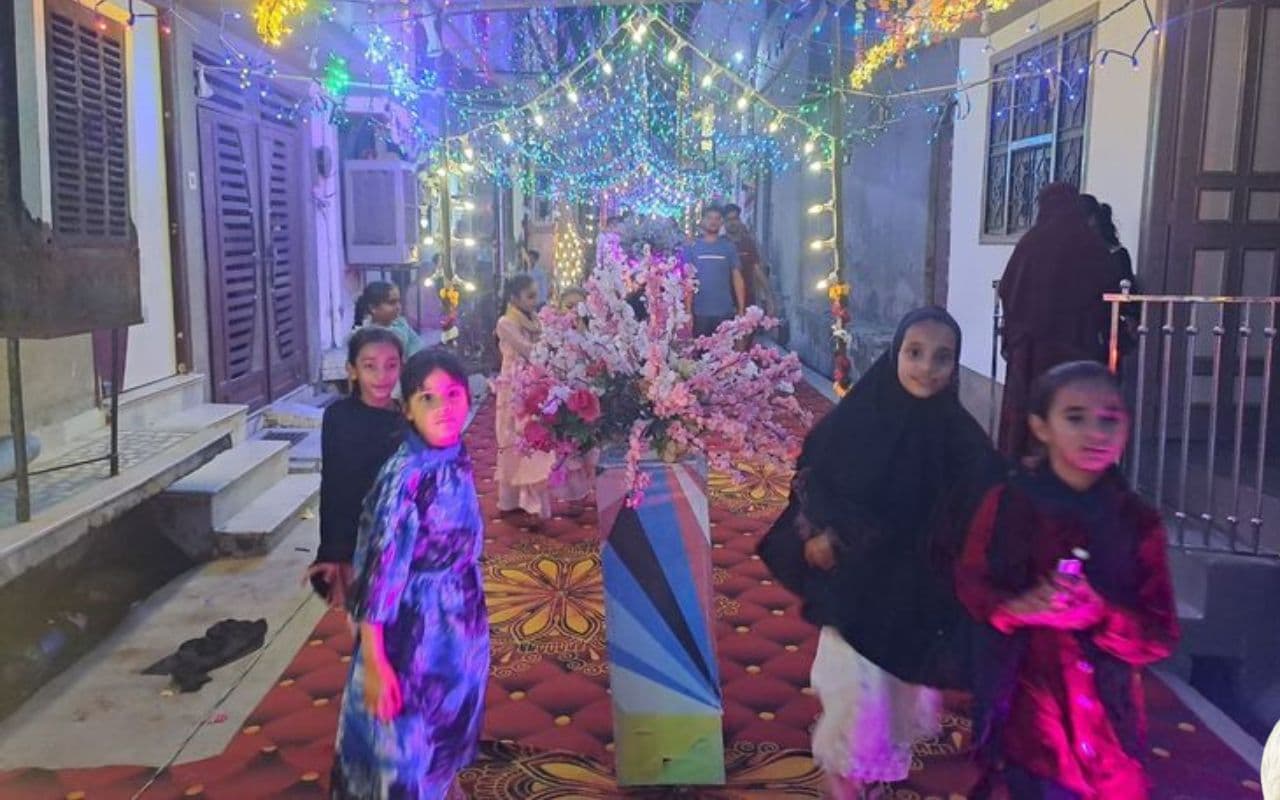 मुस्लिम मुहल्ले में भी गूंजने लगे छठ का गीत, व्रत कर रही अल्पसंख्यक समुदाय की महिलाएं