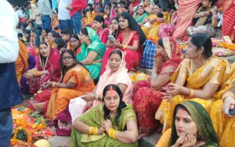 Kaimur: बहन के बेटे की सलामती के लिए मुस्लिम महिला ने किया छठ, परिवार ने किया स्पोर्ट