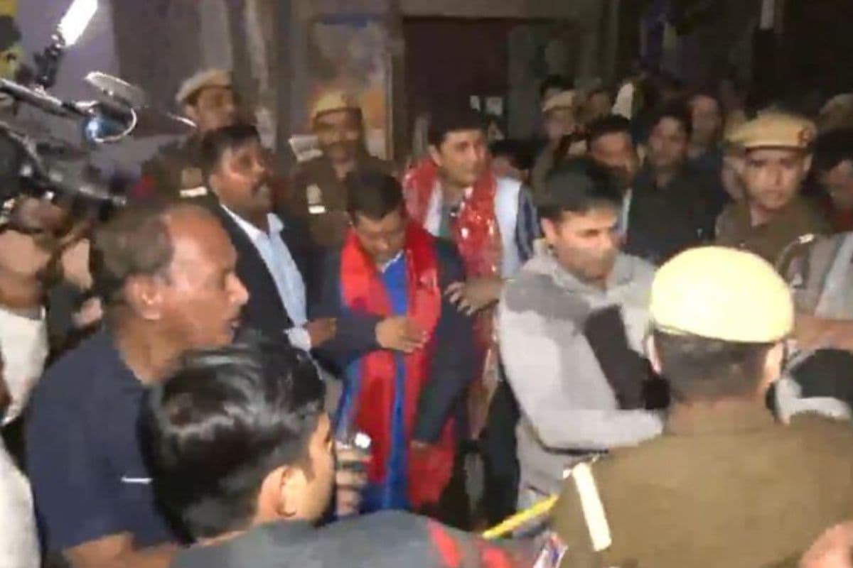 अरविंद केजरीवाल पर हमले की कोशिश, लिक्विड फेंकने वाले को लोगों ने जमकर पीटा, देखें VIDEO