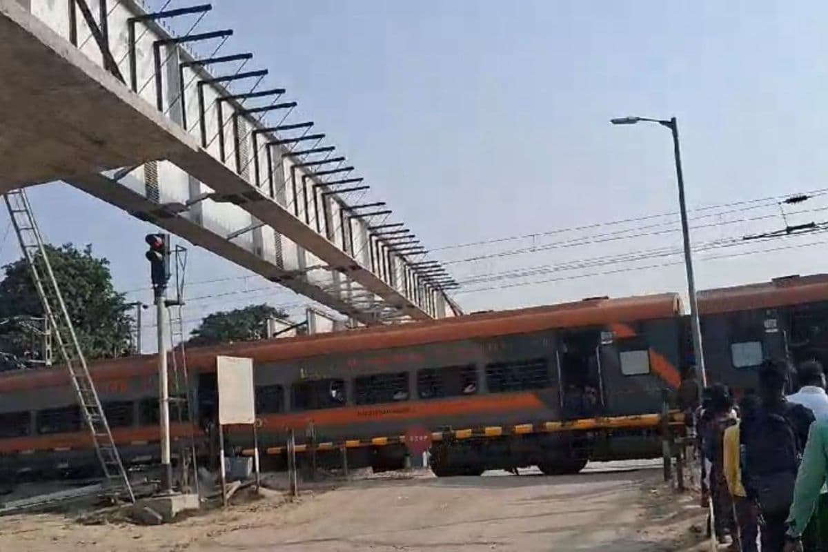 Bihar News: बगहा ओवरब्रिज निर्माण अधूरा, जनता को झेलनी पड़ रही है मुश्किलें