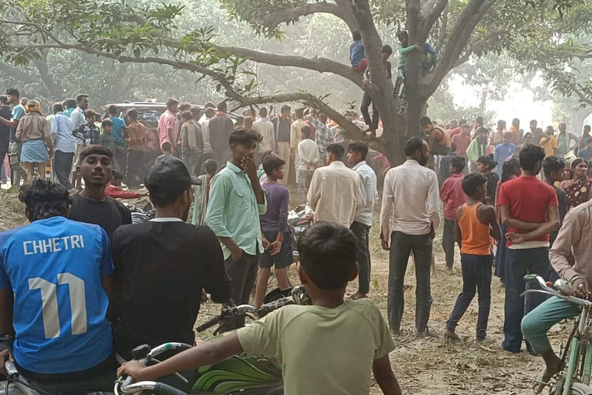 बेतिया में मतदान के बाद सड़क किनारे बैठे वोटरों को तेज रफ्तार कार ने रौंदा, एक की मौत, कई घायल