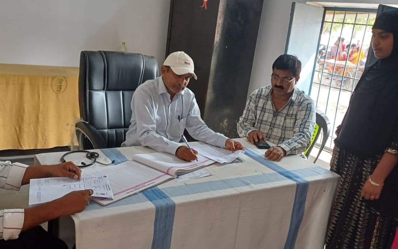 Bihar News: PHC के वरिष्ठ चिकित्सक बिना सूचना छुट्टी पर, बेतिया DM का सख्त रुख
