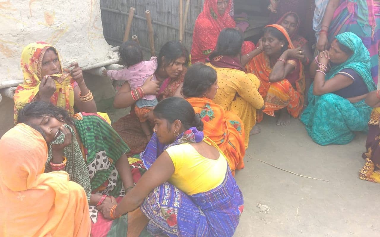 Bihar News: बगहा में ट्रैक्टर पलटने से दो की मौत, परिजनों में कोहराम
