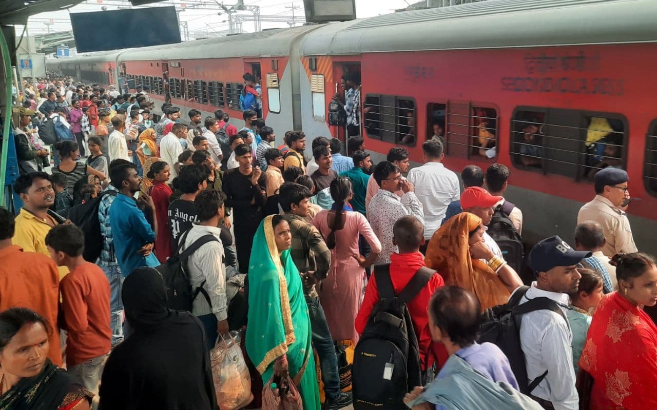 Bihar News: छठ के बाद मुजफ्फरपुर जंक्शन पर उमड़ी यात्रियों की भीड़, RPF को संभालनी पड़ी स्थिति