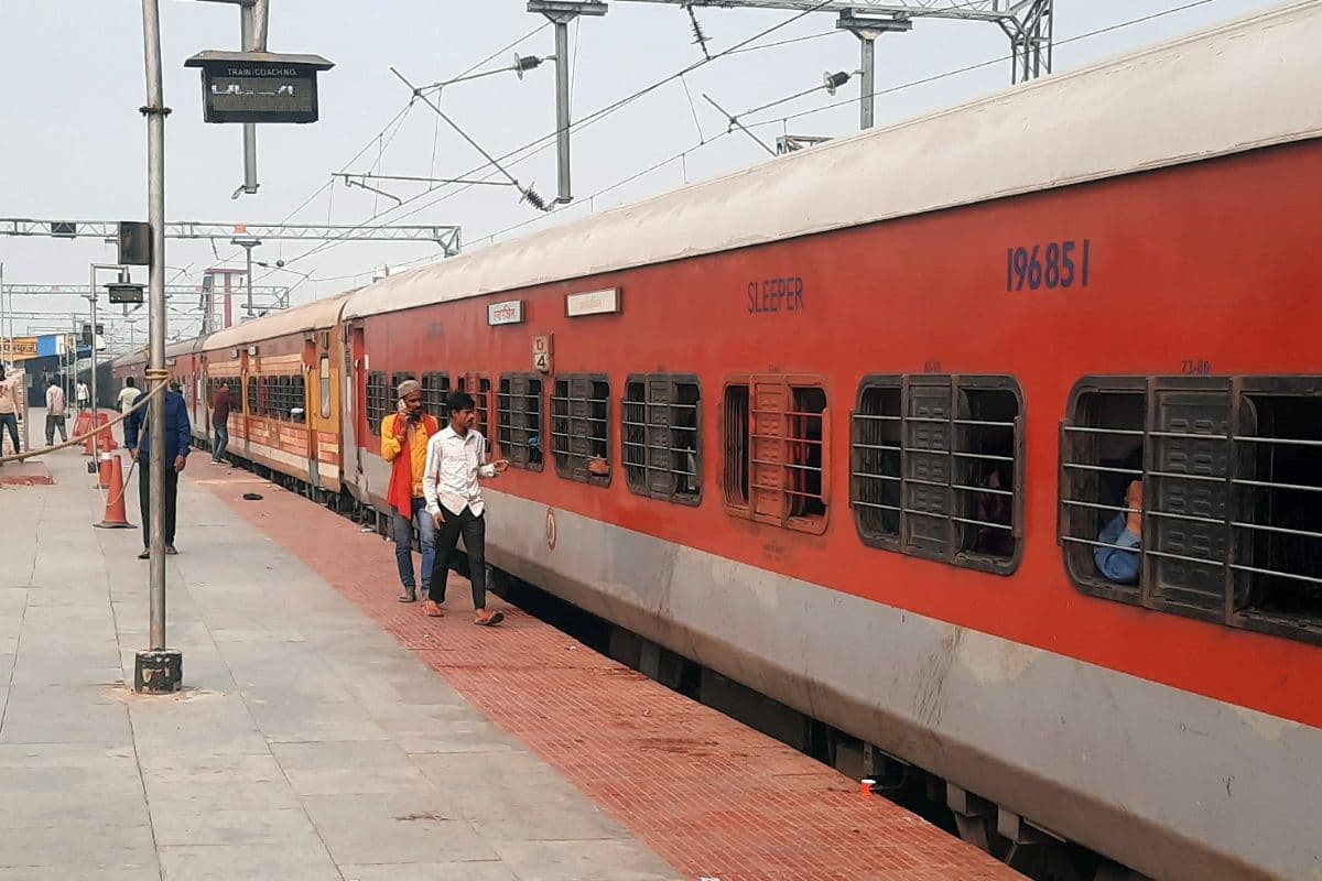 मुजफ्फरपुर जंक्शन पर अजीबों-गरीब मामला, ट्रेन के साथ गायब मिले कई कोच, यात्रियों में मचा हड़कंप