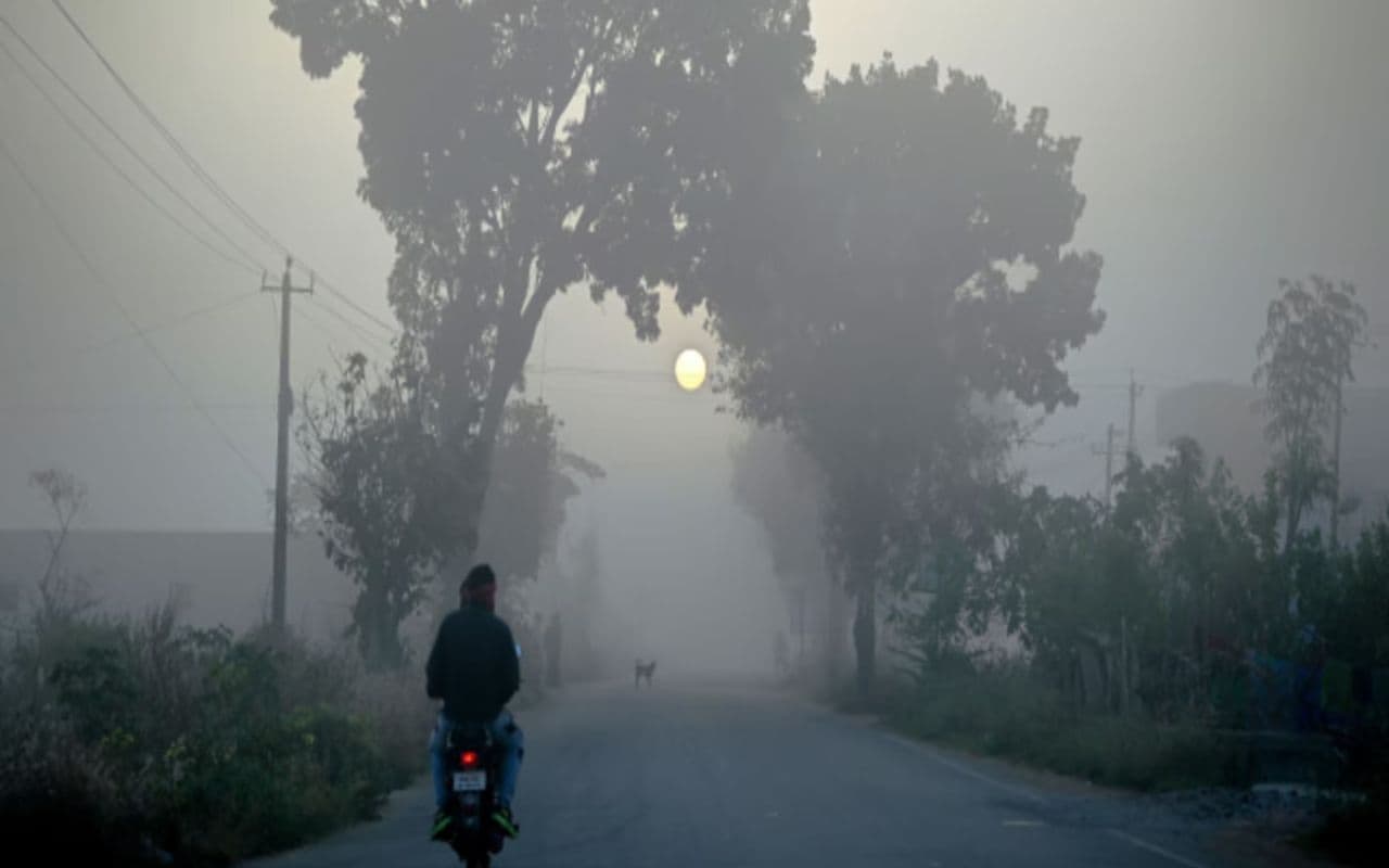 Bihar Weather: उत्तर बिहार में कोहरे और ठंड से बढ़ेगी ठिठुरन, जानें कितना गिरेगा पारा