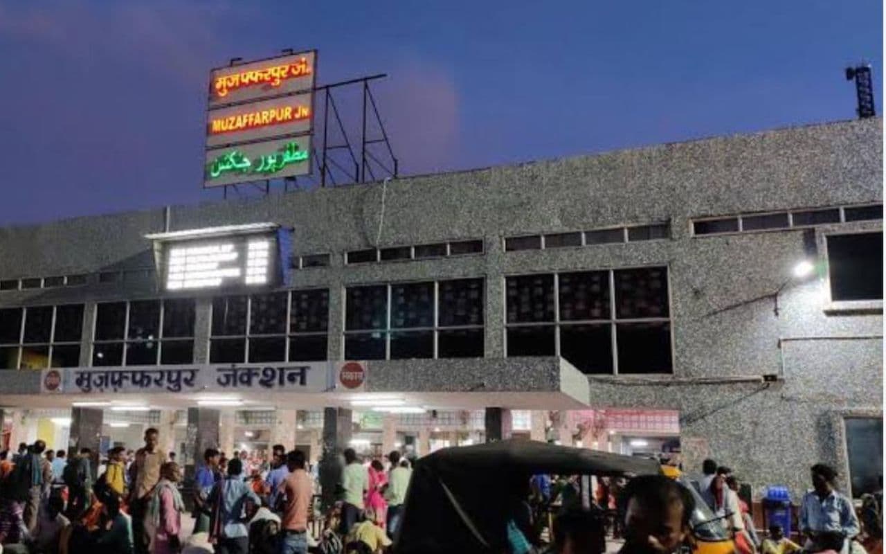 Chhath Pooja: मुजफ्फरपुर जंक्शन पर छठ के लिए यात्रियों की उमड़ी भीड़, प्रशासन अलर्ट