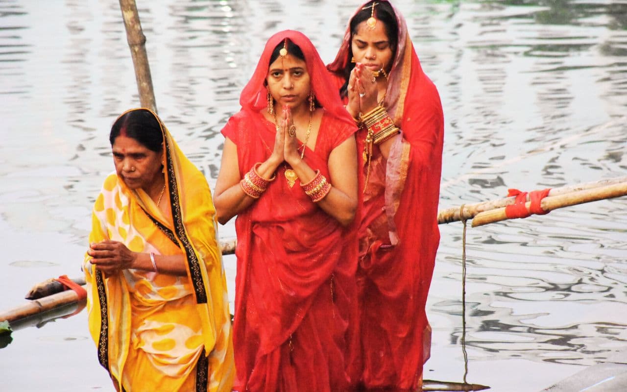 झारखंड में धूमधाम से मन रहा छठ महापर्व, रांची में 5:08 बजे देंगे अर्घ्य, जानें आपके यहां क्या है समय