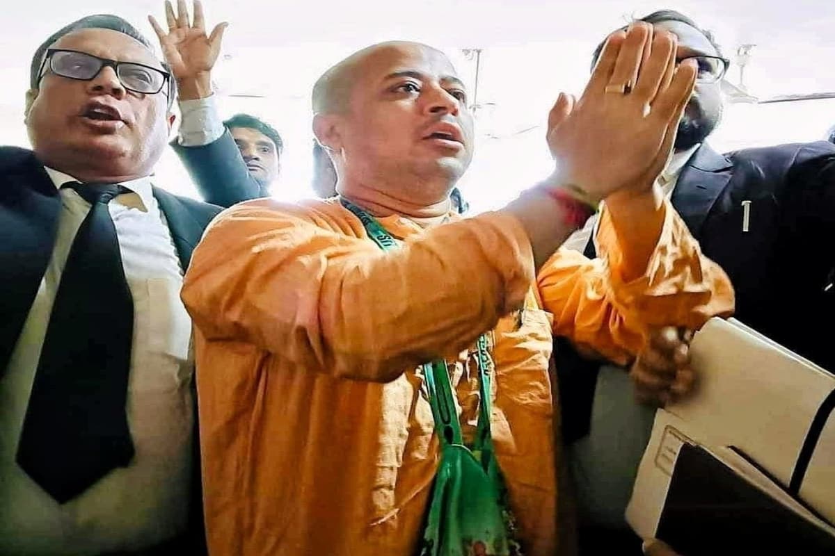 Bangladesh News: चिन्मय कृष्ण दास की जमानत याचिका खारिज, VHP नेता ने कहा- जिहादियों के दबाव में काम कर रही है कोर्ट