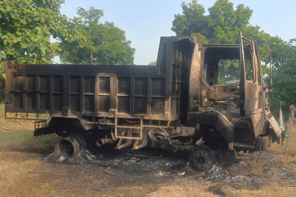 Palamu News: अपराधियों ने मिनी हाइवा में लगाई आग, जांच में जुटी पुलिस