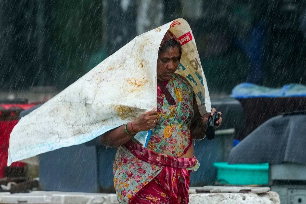 Cyclone Fengal Tracker : चंद घंटे के बाद तांडव मचाएगा चक्रवात फेंगल, स्कूल और कॉलेज बंद, अलर्ट जारी