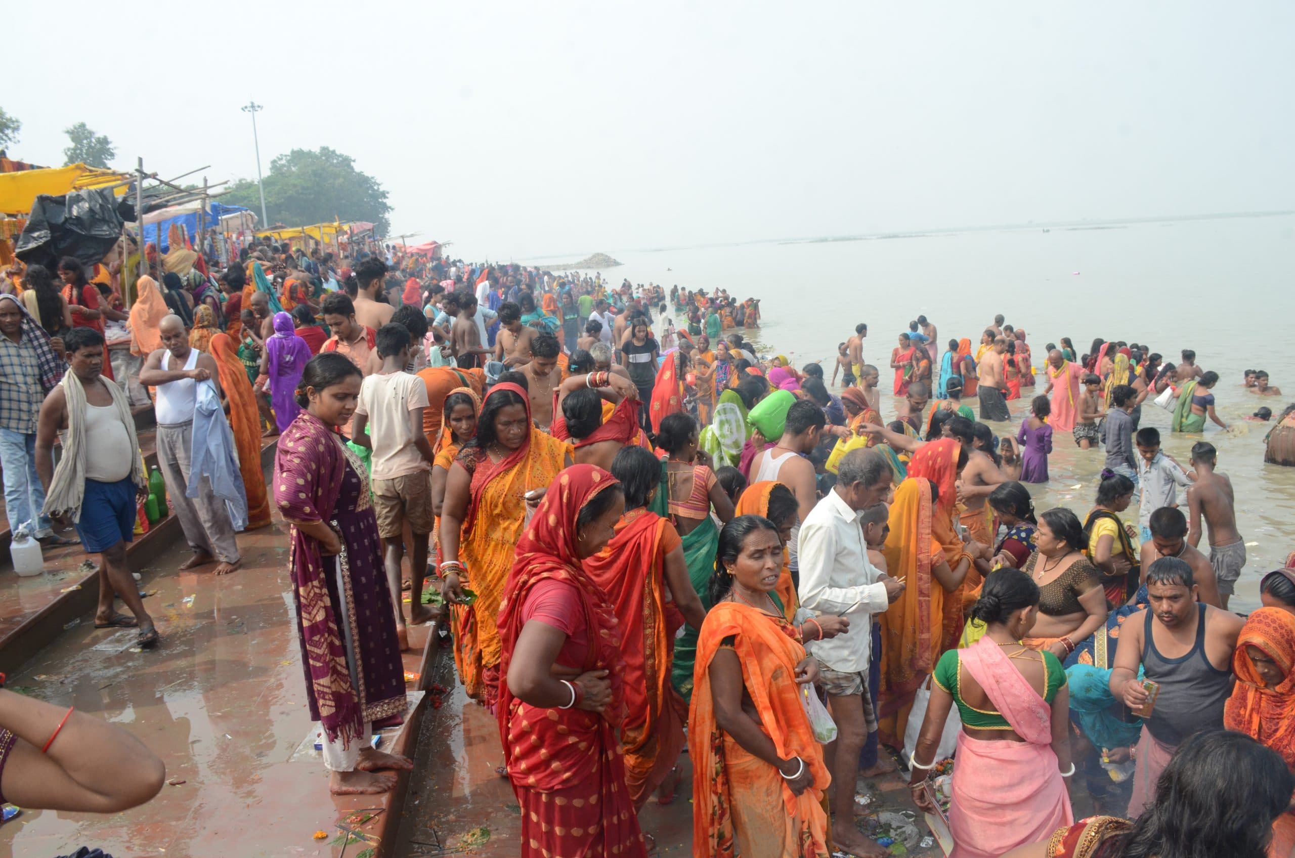 Photos: भागलपुर में गंगा स्नान करने उमड़ रही श्रद्धालुओं की भीड़, देखिए गंगा घाटों पर जमा हुजूम...