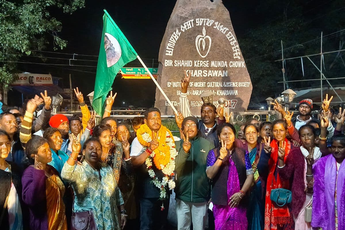 खरसावां से जीत की हैट्रिक लगानेवाले दशरथ गागराई का जोरदार स्वागत, जमकर उड़े रंग-गुलाल