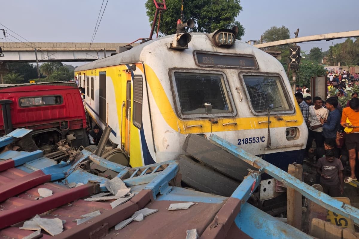 Train Accident: देवघर में बड़ा रेल हादसा, ट्रक से टकराई पैसेंजर ट्रेन, बाल-बाल बचे यात्री