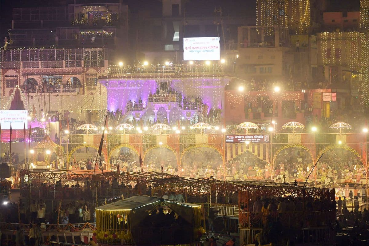 Dev Deepawali in Kashi: 17 लाख दीयों की रोशनी से जगमगाया काशी का घाट