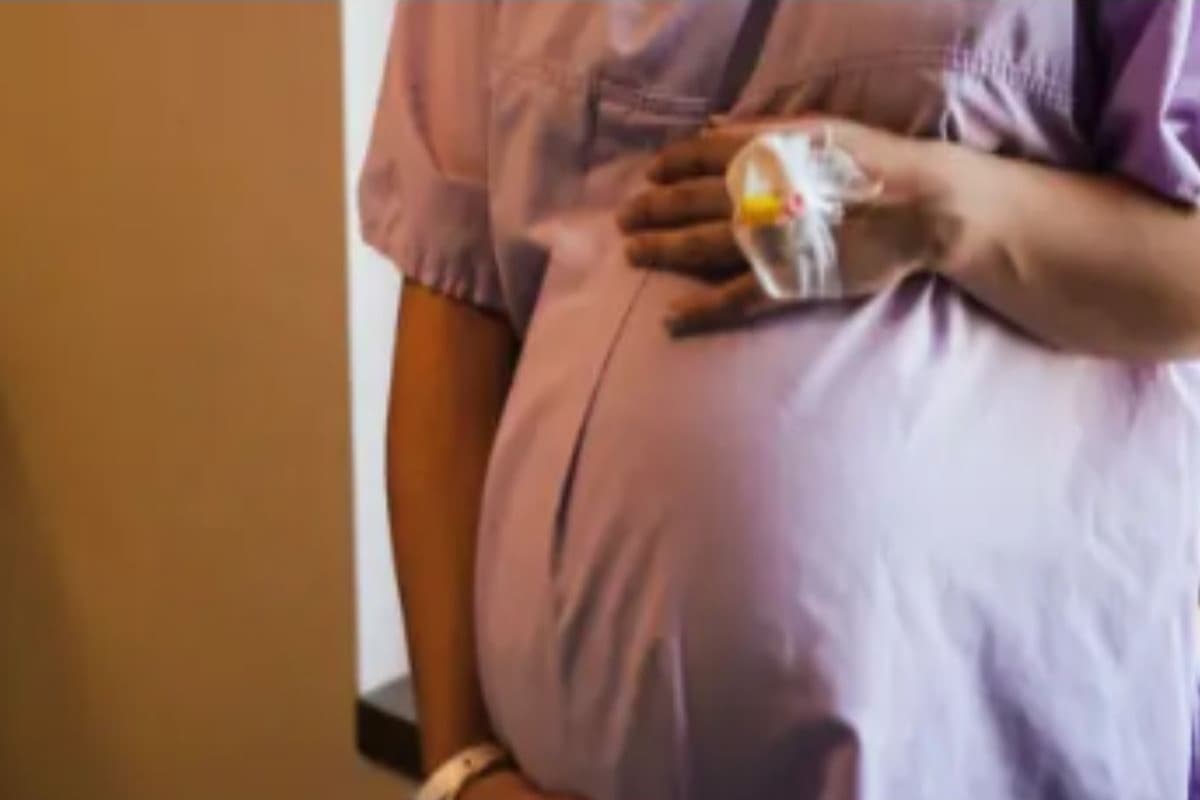 तीन महीने पेट दर्द से तड़पती रही महिला, अस्पताल पहुंची तो सामने आयी डॉक्टरों की बड़ी लापरवाही, पढ़ें पूरी खबर