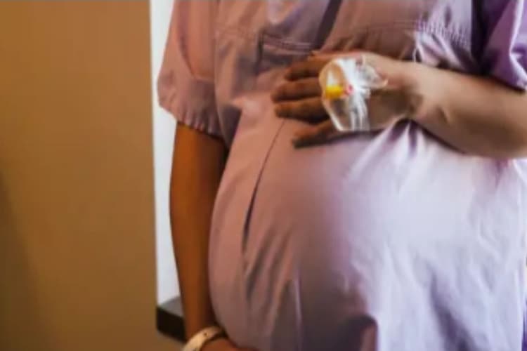 तीन महीने पेट दर्द से तड़पती रही महिला, अस्पताल पहुंची तो सामने आयी डॉक्टरों की बड़ी लापरवाही, पढ़ें पूरी खबर