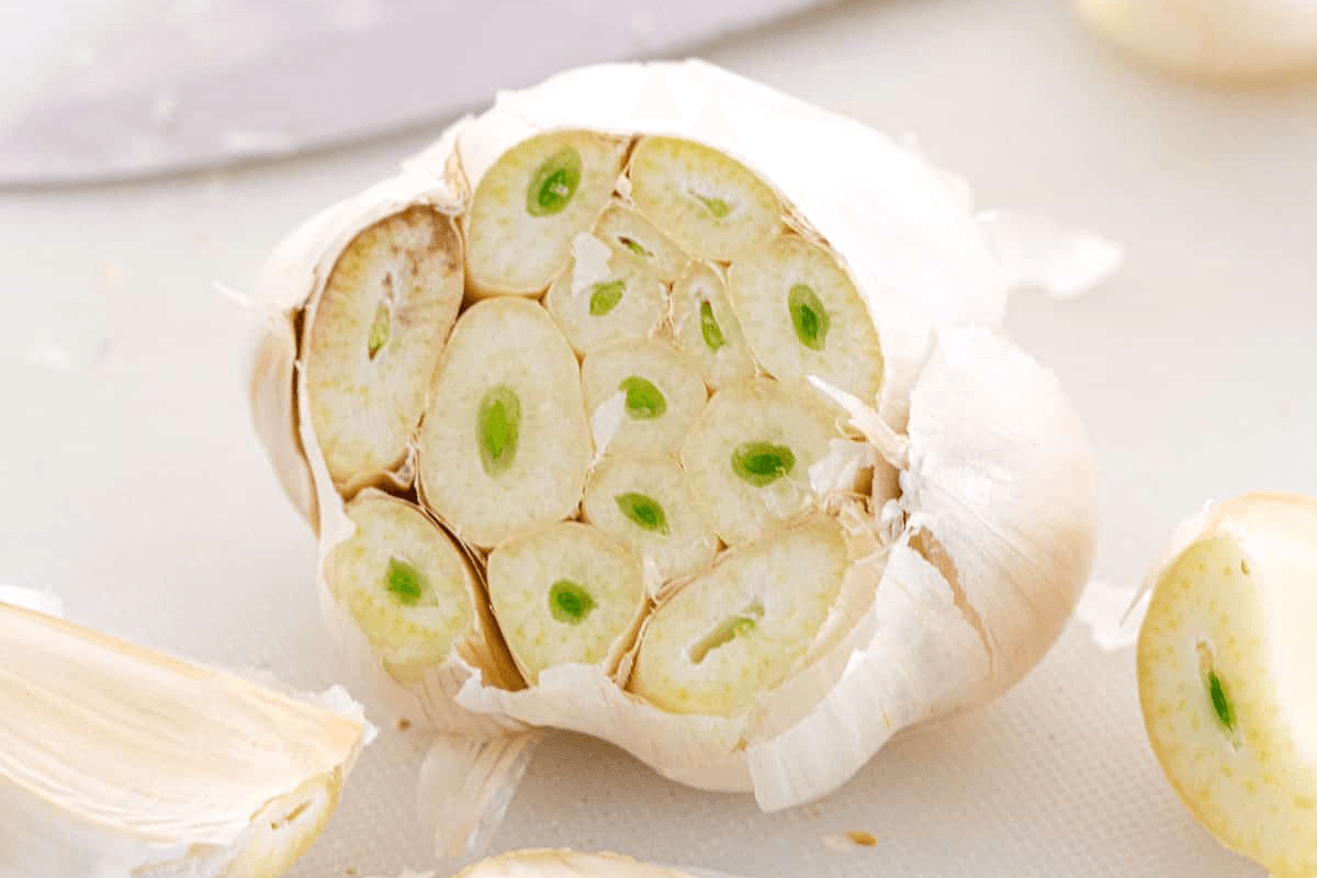 Is Your Garlic Green Inside: क्या लहसुन के अंदर हरापन है? क्या लहसुन के अंकुरित हिस्से खाना सुरक्षित है? Is Your Garlic Green Inside: क्या लहसुन के अंदर हरापन है? क्या लहसुन के अंकुरित हिस्से खाना सुरक्षित है?