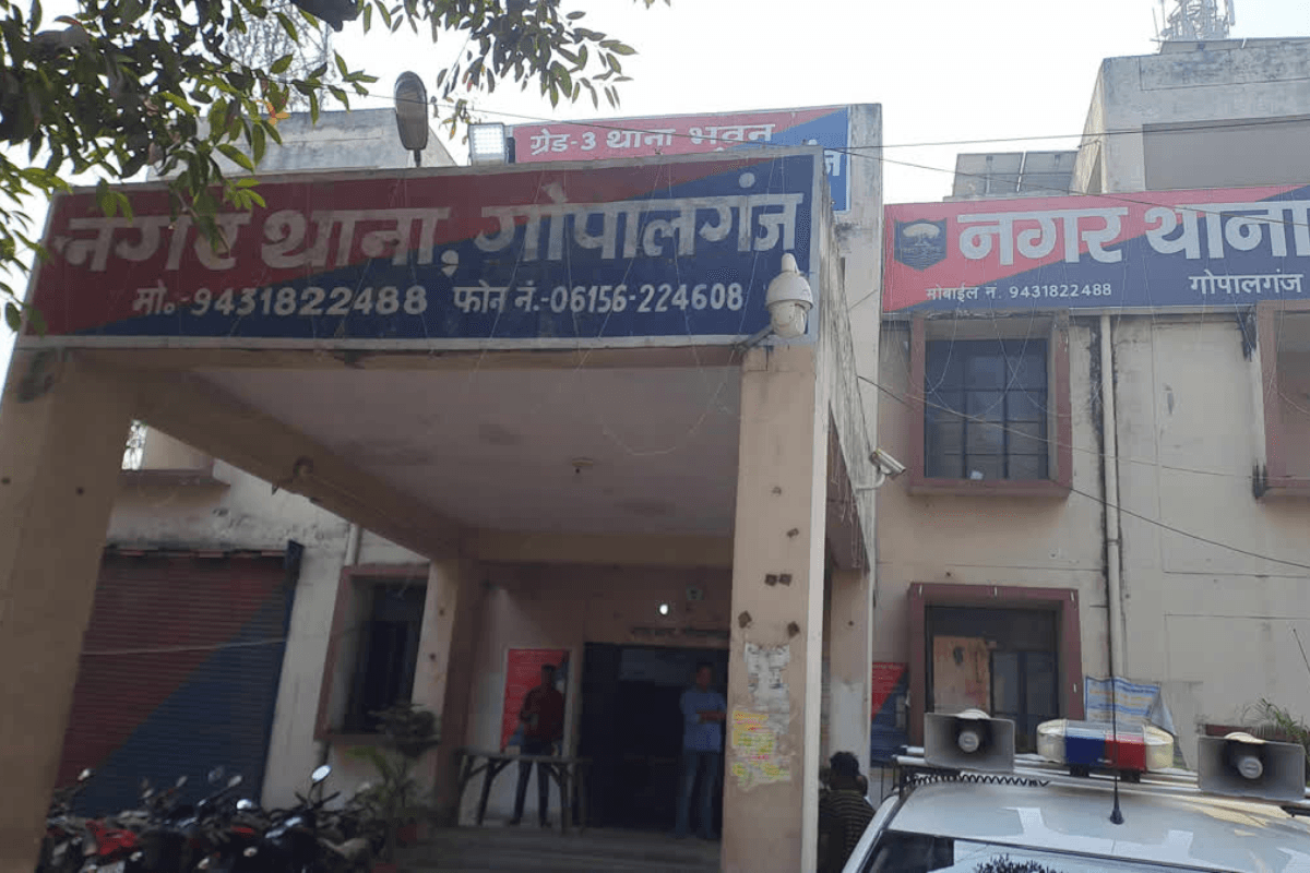 Gopalganj News: मिट्टी गिराने को लेकर दो पक्षों में जमकर मारपीट, मां-बेटी जख्मी