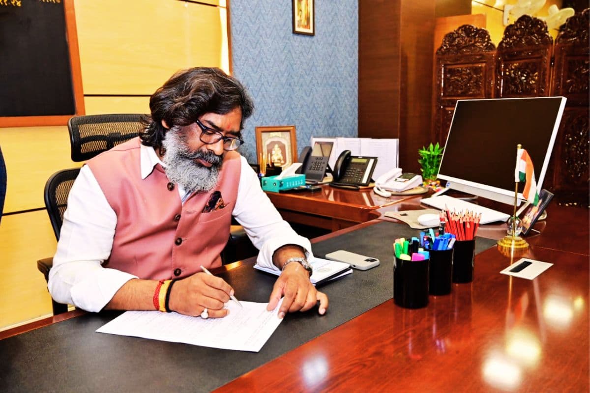 Hemant Soren Gift: कैबनेट की बैठक से पहले हेमंत सोरेन सरकार एक्शन मोड में, लिया बड़ा फैसला